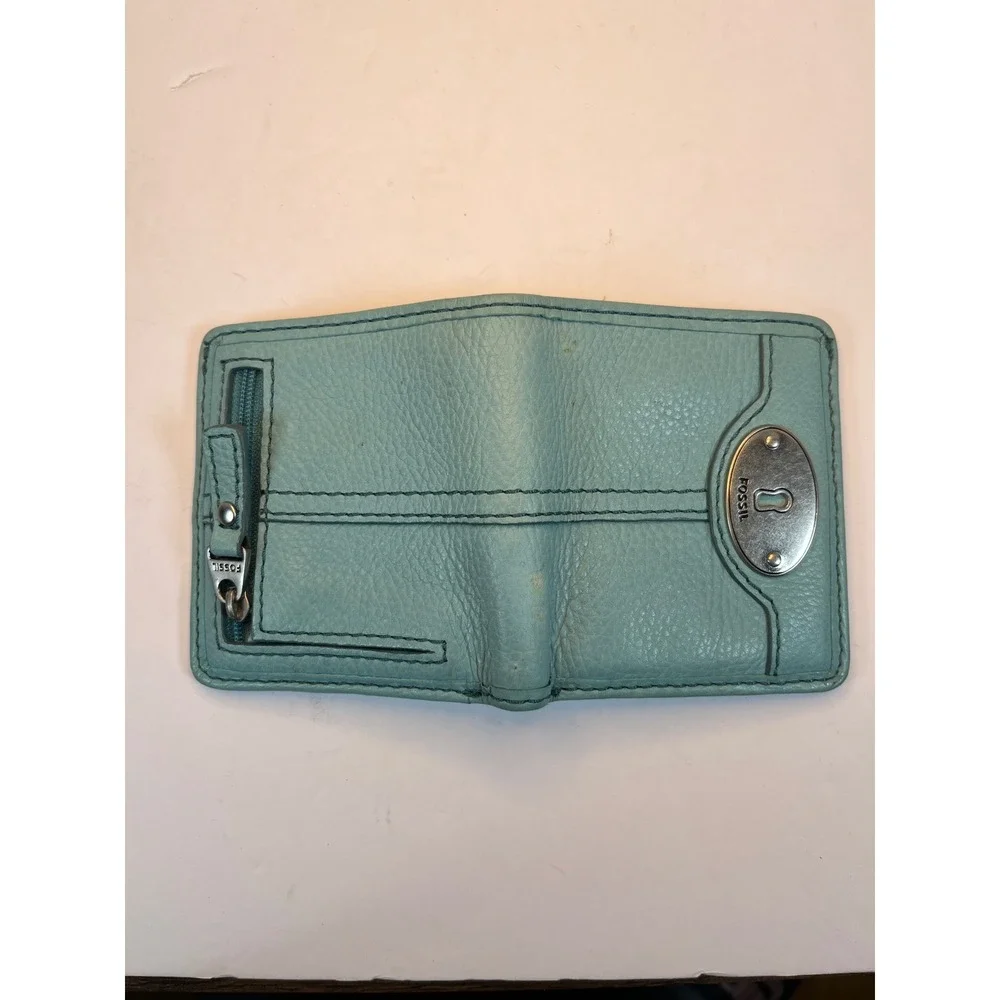 Fossil Blue Pebbled Leather Small Bifold Wallet Keyhole Logo Plate Zipper Pocket